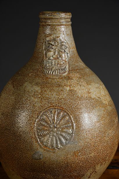 Allemagne, Frechen, début du XVIIe siècle Grande bouteille en grés émaillé à décor...