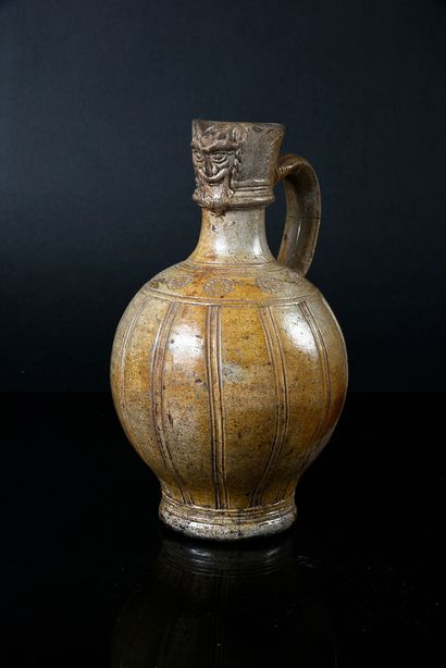Raeren, XVIIe siècle Pichet en grés émaillé, panse côtelée, pastilles et masque sur...
