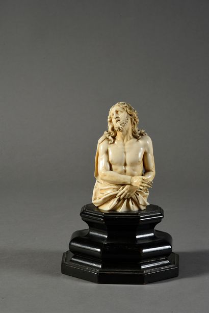 Allemagne, XVIIe siècle Ecce Homo en ivoire sculpté en ronde-bosse.
H. : 13 cm -...