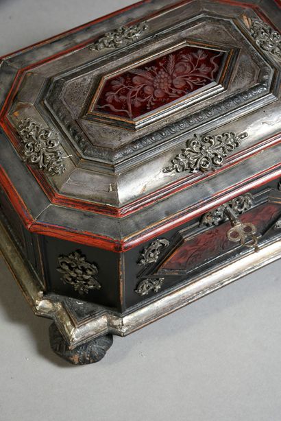 Bohême ou Europe centrale, vers 1700 Octagonal wooden case, black and red lacquered,...