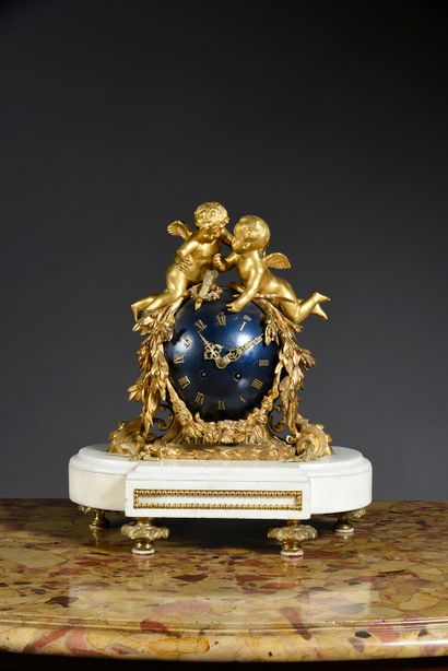 null Pendule en bronze ciselé et doré, figurant deux putti sur un globe en acier...