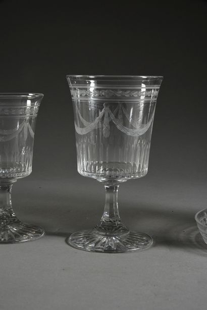 null Important service in cut and engraved crystal decorated with friezes of leaves...