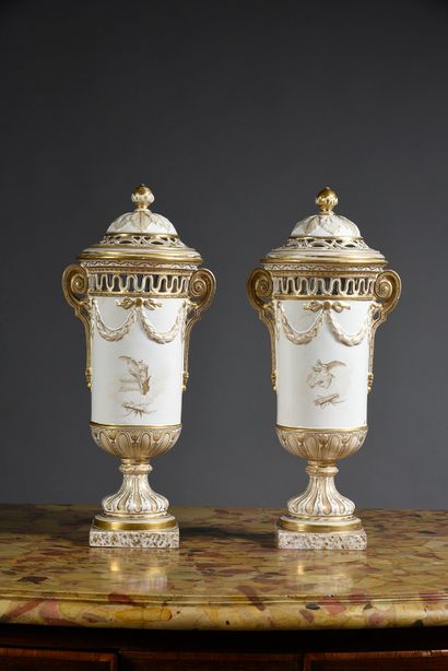 null Pair of potpourri vases and their lids in earthenware of Saint-Clement of the...