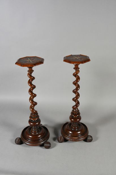 Hollande, XVIIe siècle Pair of walnut saddles with octagonal tray inlaid with native...