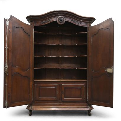 null Solid Cuban mahogany display cabinet, cornice in gendarme hat, carved with fleurons,...