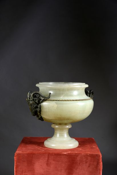 null Important vase sur piédouche en onyx d'Algérie de style Louis XVI, orné de deux...
