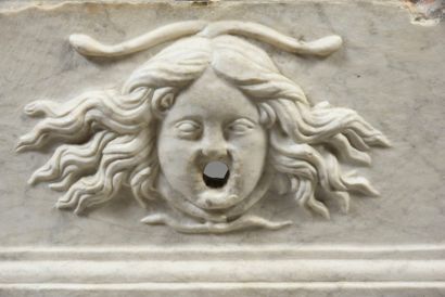 Dans le style du XVIIe siècle Bas-relief in sculpted marble with two heads forming...