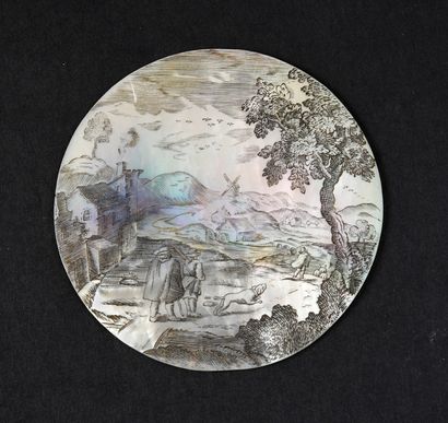 Hollande, XVIIe siècle Petit médaillon en nacre gravée d'un paysage animé avec chasseurs,...