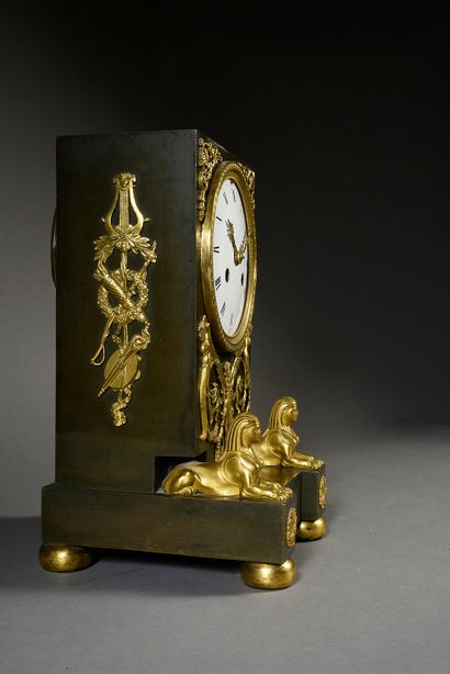 null Sphinges clock.
Court clock in bronze with green patina with applied ormolu...