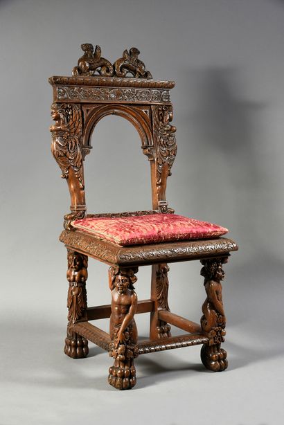 Italie ?, vers 1580 Rare Chaise en noyer sculpté. Riche décor de frises d'entrelacs...