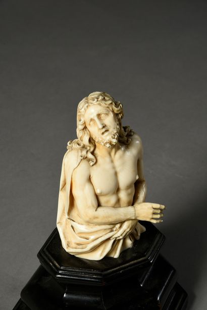 Allemagne, XVIIe siècle Ecce Homo in ivory carved in the round.
H. : 13 cm - Gross...