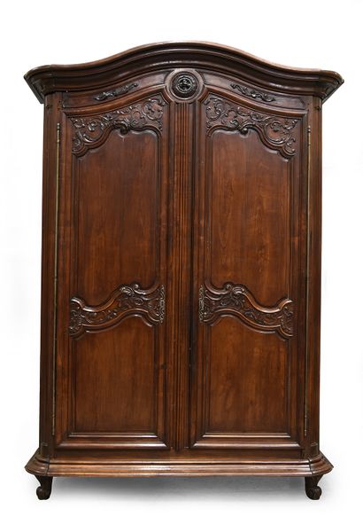 null Solid Cuban mahogany display cabinet, cornice in gendarme hat, carved with fleurons,...