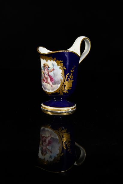 Pot à lait «étrusque» en porcelaine de Sèvres...