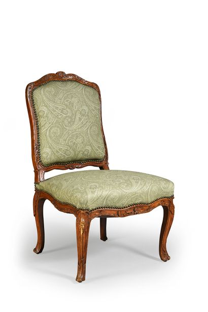 null Chair in natural wood, molded, carved with shells and acanthus leaves.
Regency...