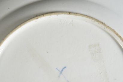 null Deux assiettes en porcelaine de Sèvres du XVIIIe siècle Marques en bleu et manganèse...