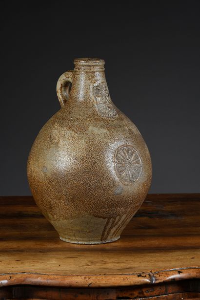 Allemagne, Frechen, début du XVIIe siècle Large enamelled stoneware bottle with stamped...