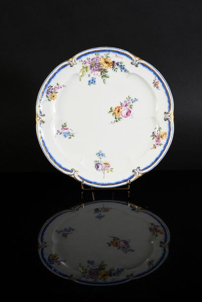 null Plat en porcelaine de Sèvres du XVIIIe siècle Marque en bleu aux deux L entrelacés,...