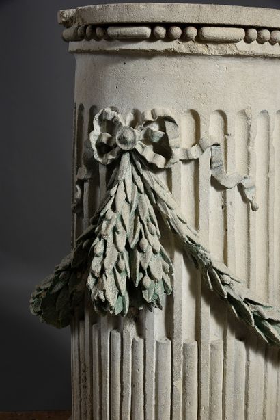 null Demie colonne en pierre sculptée, le fût cannelé et rudenté à décor de guirlande...