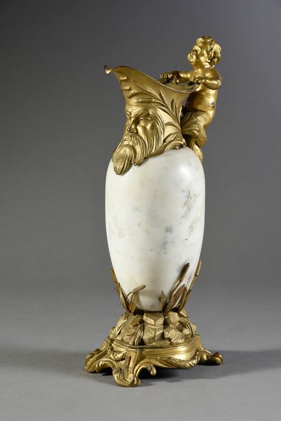null Buire en marbre blanc veiné et bronze ciselé et doré, elle repose sur une base...