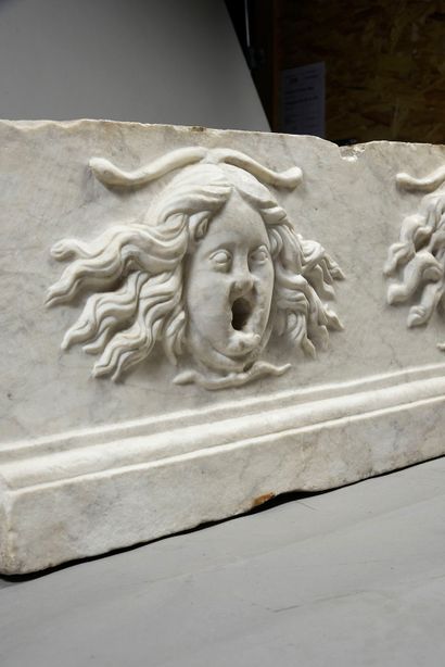 Dans le style du XVIIe siècle Bas-relief en marbre sculpté avec deux têtes formant...
