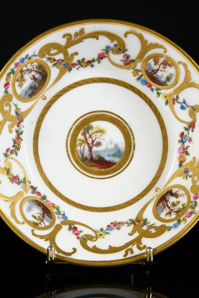 null Gobelet litron (3e grandeur) et sa sous-tasse en porcelaine de Sèvres du XVIIIe...