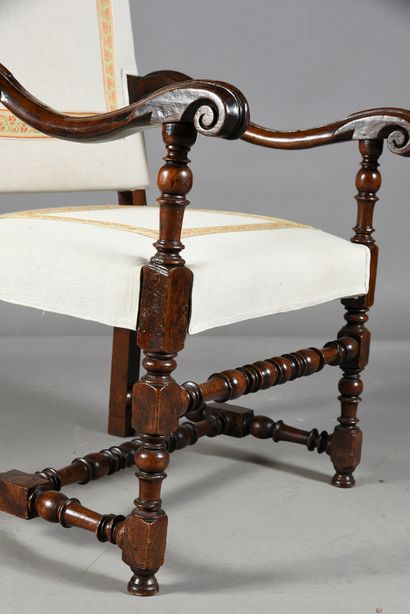 null Armchair in walnut, it rests on turned legs with vase and baluster and dice...