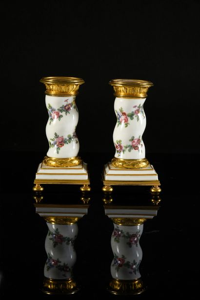 null Paire de bougeoirs en porcelaine de Sèvres à monture en bronze doré du XVIIIe...