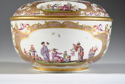 null Bol et son couvercle en porcelaine dans le style de Meissen Marque en bleu aux...