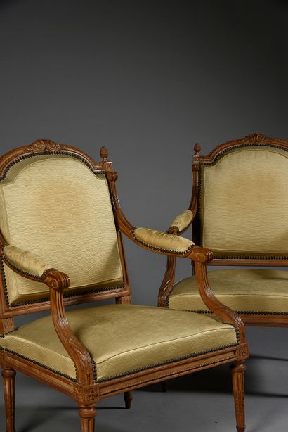 null Paire de fauteuils à la reine en bois mouluré, finement sculpté.
Pieds fuselés,...