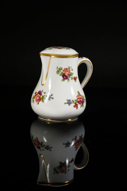 null Pot à lait et un couvercle en porcelaine dure de Sèvres du XVIIIe siècle Marque...