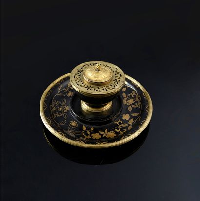 null Japanese lacquer and gilt bronze inkwell, consisting of a large saucer, the...