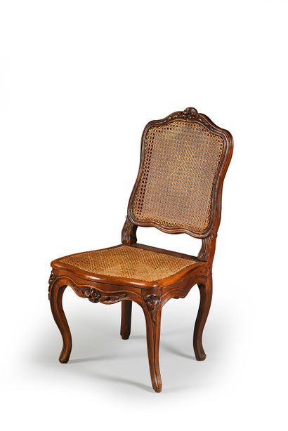 null Caned chair in molded wood and carved with flowers, moving belt, curved legs.
Louis...
