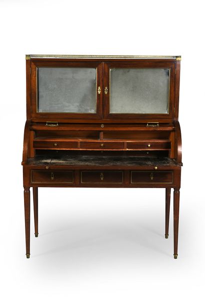 null Mahogany and mahogany veneer cylinder desk, it rests on four sheath feet with...