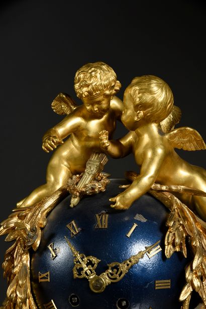 null Pendule en bronze ciselé et doré, figurant deux putti sur un globe en acier...