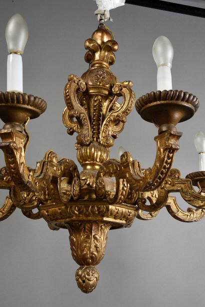null Chandelier with eight lights out of carved and gilded wood
The shaft in baluster...