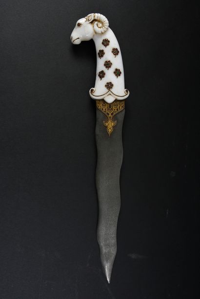 null Indian ram head dagger of Mughal style, forged steel blade in damascus with...