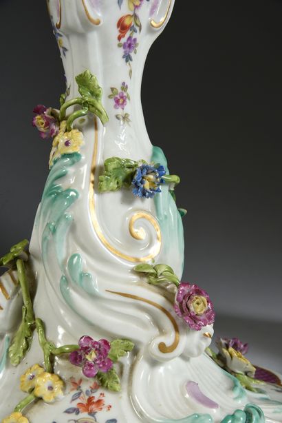 null Paire de bougeoirs en porcelaine dans le style de Meissen.
De forme rocaille,...