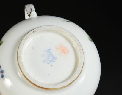 null Pot à jus et un couvercle en porcelaine de Sèvres du XVIIIe siècle Marque en...