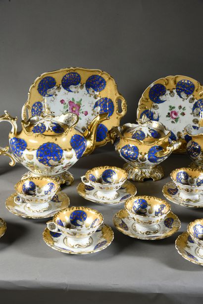 PARIS Service à thé en porcelaine à décor polychrome de boteh et fleurettes, composé...