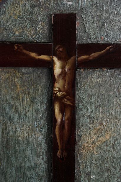 Italie, XVIIIe siècle Crucifix painting in carved and gilded wood with instruments...