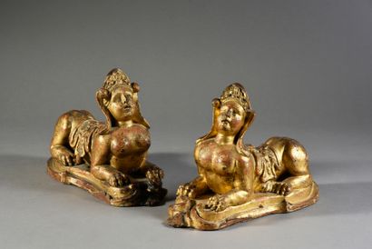 Premier tiers du XVIIIe siècle Pair of sphinxes in walnut carved in the round and...