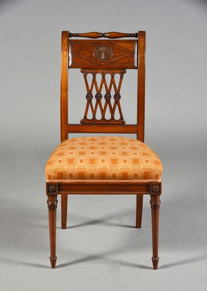 null Suite of six mahogany and mahogany veneer dining room chairs, they stand on...
