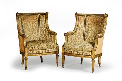 null Pair of gondola bergères in carved and gilded wood, they rest on four fluted...