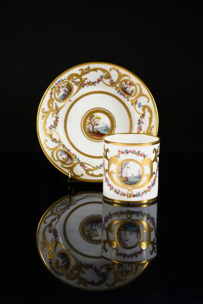 null Gobelet litron (3e grandeur) et sa sous-tasse en porcelaine de Sèvres du XVIIIe...