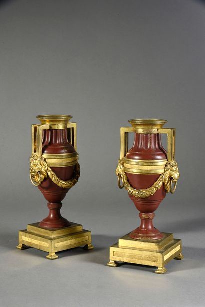 null Paire de cassolettes en bronze ciselé, doré et laqué rouge, formée d'un vase...
