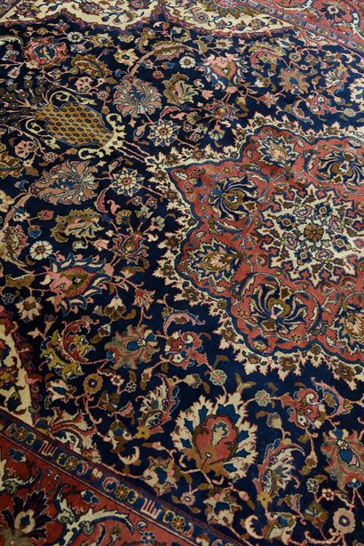 null Important and rather fine Sarouk
Iran
Around 1970/75
Dimensions. 370 x 280 cm
Technical...