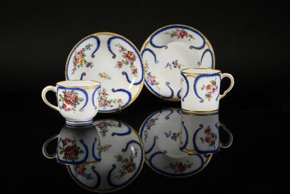 null Deux gobelets (2e et 1ère grandeurs) et deux sous-tasses en porcelaine de Sèvres...