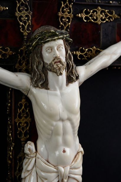 Indo-portugais, XVIIIe siècle Crucifix en palissandre, écaille et appliques en bronze...