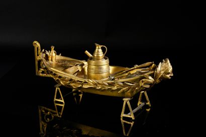 null Encrier en bronze ciselé et doré en forme de barque équipée de rames, ancre,...