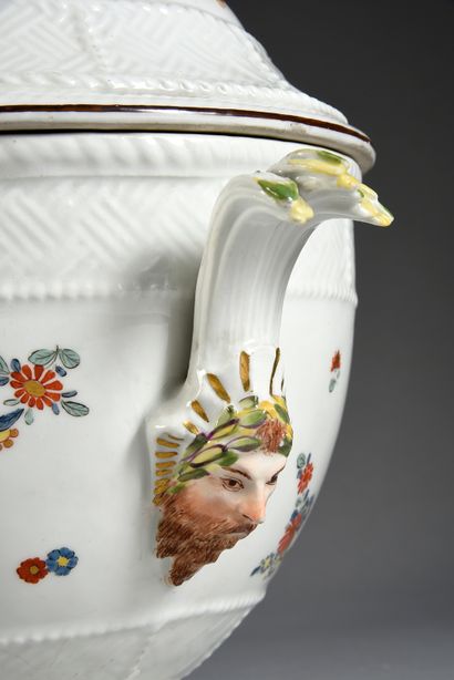 null Terrine et son couvercle en porcelaine de Meissen du XVIIIe siècle Vers 1730,...